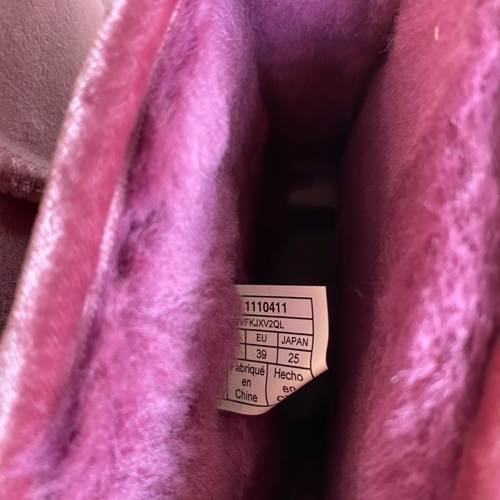 NIB UGGs Velvet boots - Picture 7 of 12
